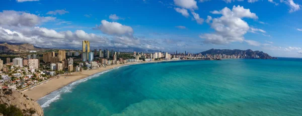 Vista panorámica Benidorm con edificios altos, montañas y mar — Foto de Stock