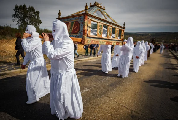 Påsk traditionella processionen med kistan och turister — Stockfoto