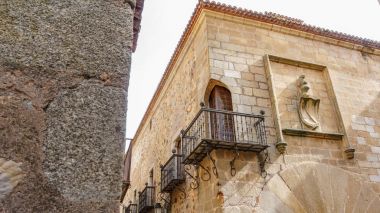 Balkon köşedeki eski ev