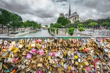 Paris, Fransa - 15 Mart 2015: Pont de l Archeveche sevgi ile Paris'te arka planda Notre Dame Katedrali ile Baıları