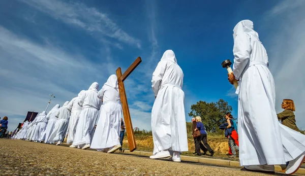BERCIANOS, SPAGNA - 3 APRILE 2015: Turisti non identificati camminano con l'antica processione della confraternita a Bercianos, Spagna — Foto Stock