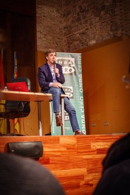 Valencia, İspanya-7 Şubat 2018: Pedro Delgado ünlü bisikletçi bisiklet ve Pechina Kültür Merkezi Valencia, İspanya şehirler hakkında konuşuyor