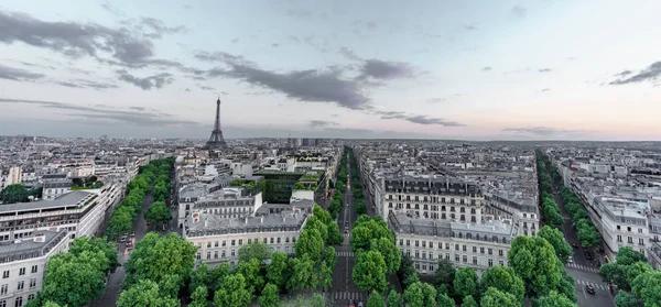 Solnedgången skyline Paris, Eiffeltornet och gator med träd — Stockfoto