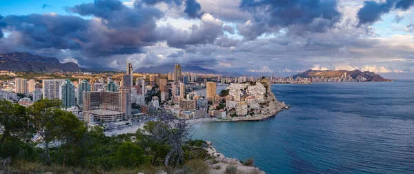 Vista panorámica de Benidorm con edificios altos y mar — Foto de Stock