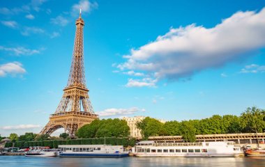 Eyfel Kulesi ve Seine Nehri turistik tekneler, uzun pozlama