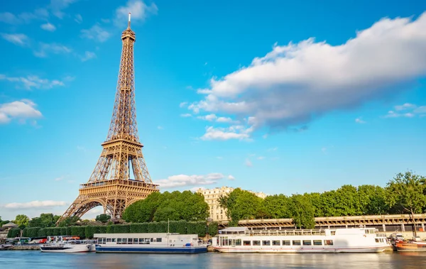 Eyfel Kulesi ve Seine Nehri turistik tekneler, uzun pozlama — Stok fotoğraf