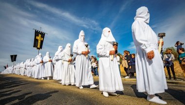 Bercianos, İspanya - 3 Nisan 2015: tanımlanamayan turist yürüyüş ile antik kardeşlik alayı Bercianos, İspanya