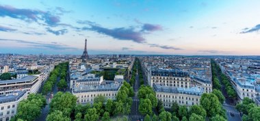 Eyfel Kulesi ve ağaçlar sokakları ile Paris günbatımı manzarası