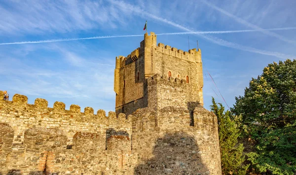 Fort Castillo de Braganza เหนือท้องฟ้าสีฟ้า — ภาพถ่ายสต็อก