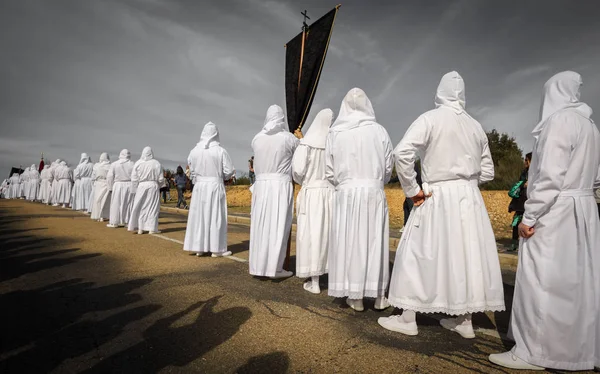 BERCIANOS, SPAIN- 3 de abril de 2015: Turistas não identificados desfrutam da procissão da irmandade antiga com roupas tradicionais em Bercianos, Espanha — Fotografia de Stock