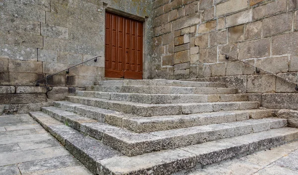 Stairs towards wooden door entrance — Stock Photo, Image