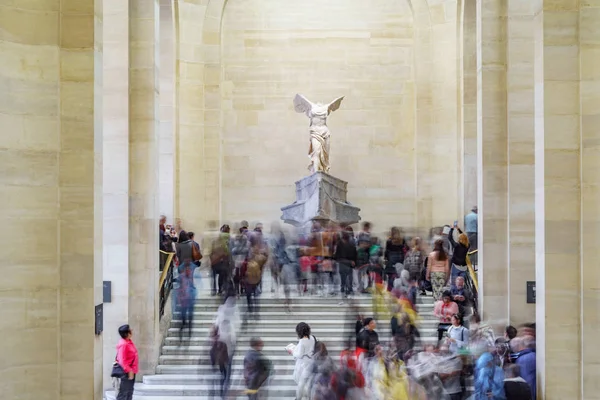 PARIS - MAY 16: Unidentified huge group of tourist taking photos to Venus de Milo at the Louvre Museum on May 16 2015 Paris, France. Louvre is the biggest Museum in Paris — Stock Photo, Image