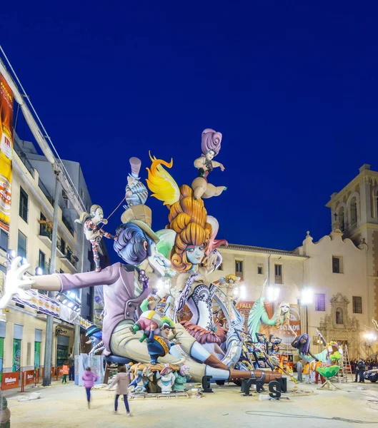 バレンシア、スペイン-2015 年 3 月 15 日: 夕暮れ時にバレンシアでエル ピラール ファリャの最終段階は、張子は典型的な祭典を記念碑が、スペインのバレンシアで焼かれての組み込まれています。 — ストック写真