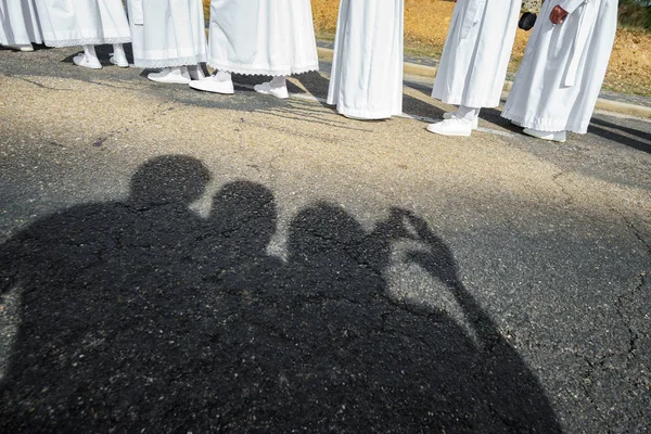 Procesión tradicional de Pascua en hermandad con sombras turísticas —  Fotos de Stock