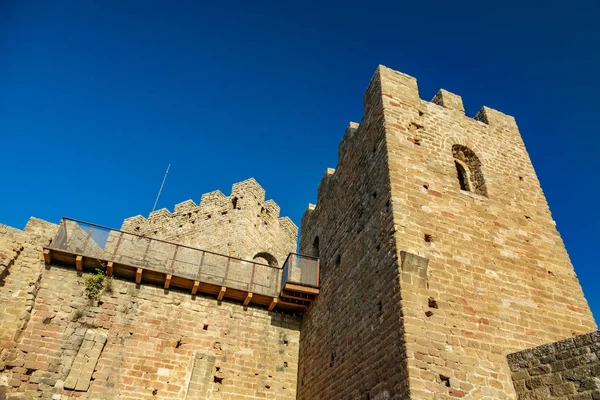 Bottom view of castle battlements and merlons — Stock Photo, Image