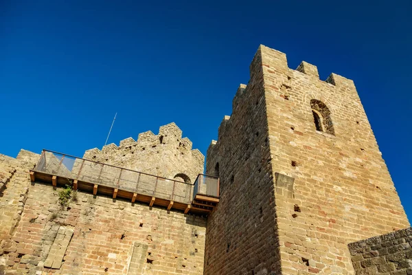 Vue du bas des remparts et des merlons du château — Photo