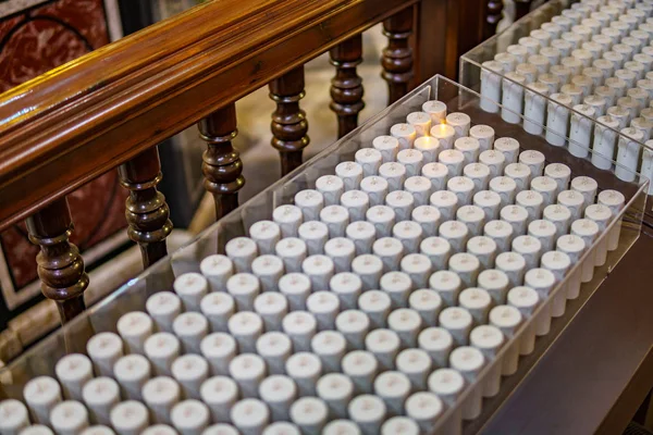 Elektrische kaarsen binnen de kerk, moderne religie — Stockfoto