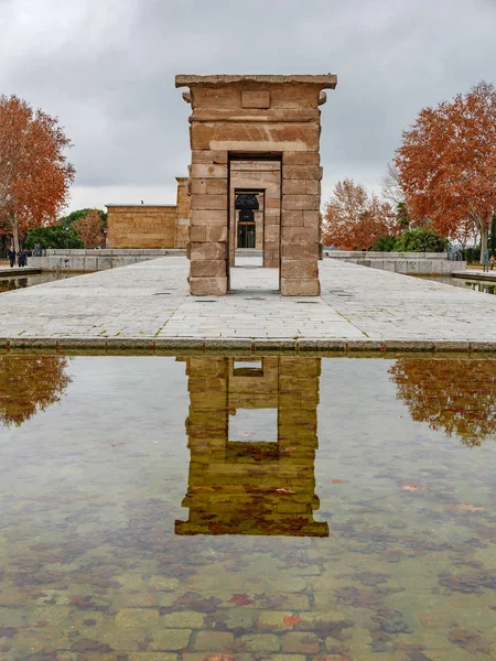 Otoño sobre el Templo del Debod en Madrid, España — Foto de Stock