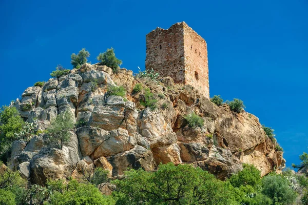 Almenara aldeia torre no topo da colina — Fotografia de Stock