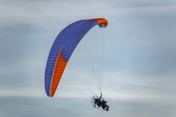 Due persone irriconoscibili in parapendio — Foto Stock