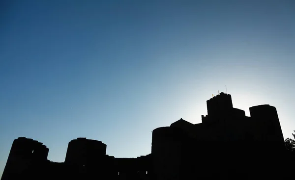 Castelo medieval de Loarre ao pôr-do-sol, alto contraste amplo perfil — Fotografia de Stock