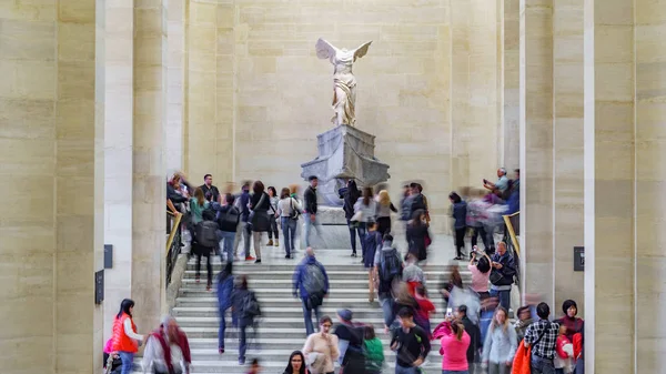 16 mai: Un grup uriaș de turiști neidentificați care fac fotografii la Venus de Milo la Muzeul Luvru din 16 mai 2015 Paris, Franța. Louvre este cel mai mare muzeu din Paris. — Fotografie, imagine de stoc