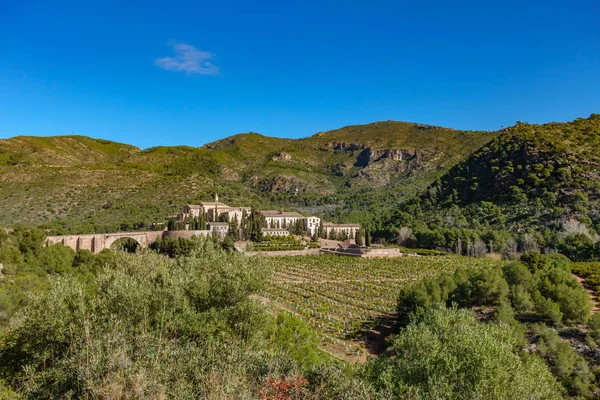 Góry Calderona oraz szeroki kąt klasztoru Cartuja de Portaceli — Zdjęcie stockowe