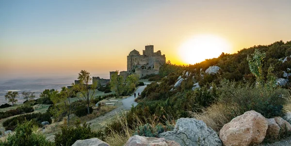 Middeleeuws kasteel van Loarre schemer met zon, breed panorama — Stockfoto