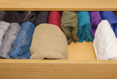 Pantolon ve yün kazak boş alan ile açık çekmece