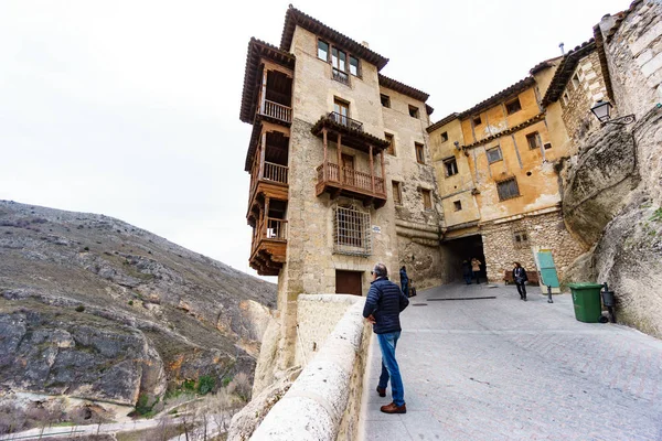 Cuenca - 18 mars: Oidentifierade turister besöka den berömda hängande hus i Cuenca den 18 mars 2016 — Stockfoto