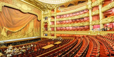Paris, Fransa, 17 Mayıs: Turist ziyaret Opera de Paris, Palais Garnier'e, iç kimliği belirsiz grup 1861 1875 yılına 17 Mayıs 2015 yılında Paris üzerinde inşa edilmiş.