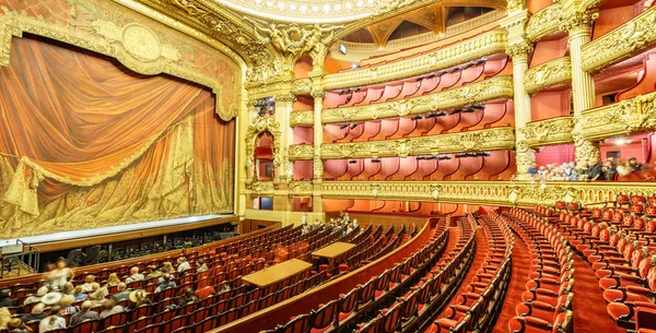 Париж, Франция, 17 мая: Неопознанная группа туристов посещает интерьер Парижской оперы, дворец Гарнье, построенный с 1861 по 1875 год 17 мая 2015 года в Париже . — стоковое фото
