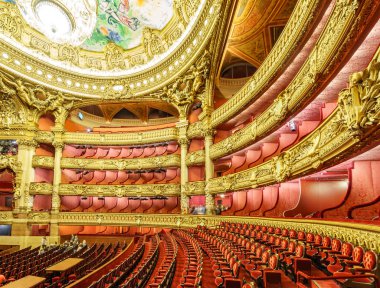 Paris, Fransa, 17 Mayıs: Turist ziyaret Opera de Paris, Palais Garnier'e, iç kimliği belirsiz grup 1861 1875 yılına 17 Mayıs 2015 yılında Paris üzerinde inşa edilmiş.