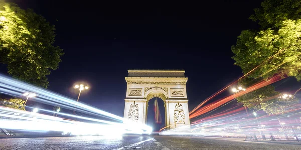 Arc de Triomphe és az autó fények éjszaka — Stock Fotó