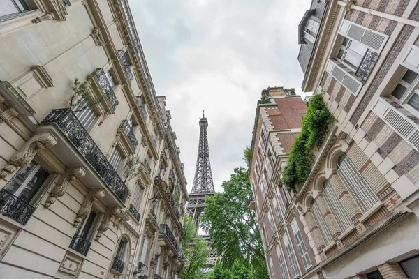Eiffel tower behind residential buildings — Stock Photo, Image