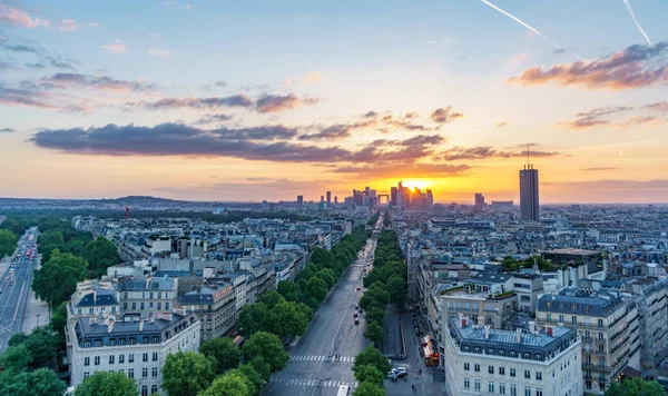 Solnedgången skyline av Paris la defense och tak — Stockfoto
