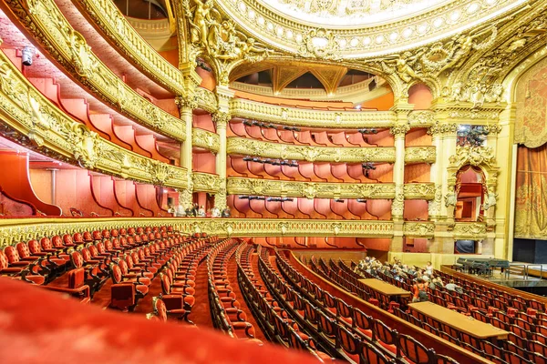 Париж, Франция, 17 мая: Неопознанная группа туристов посещает интерьер Парижской оперы, дворец Гарнье, построенный с 1861 по 1875 год 17 мая 2015 года в Париже . — стоковое фото