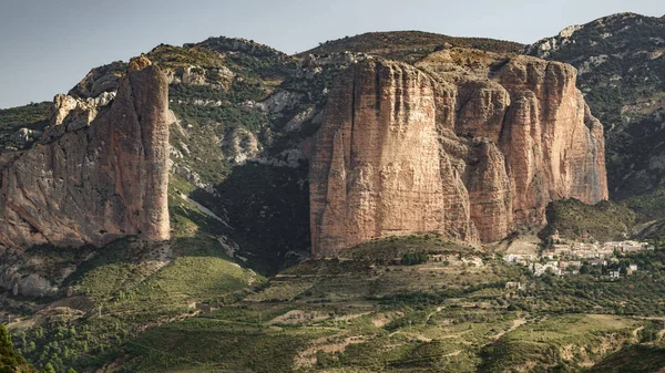 Riglos Mallets, rocks and town — Stock Photo, Image