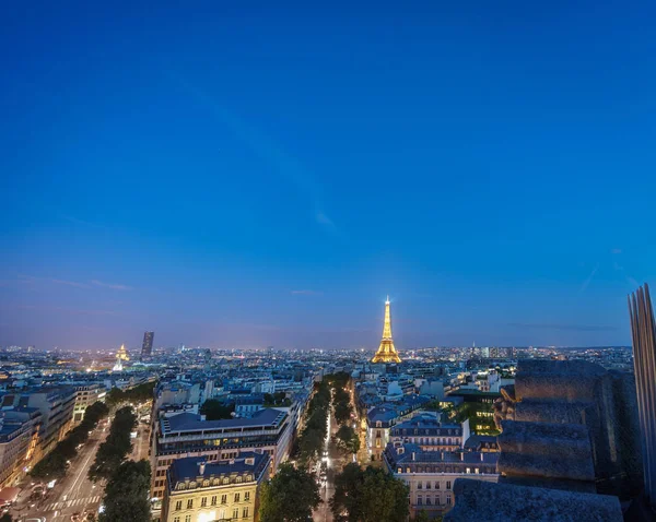 De skyline van Parijs at night met Eiffeltoren — Stockfoto