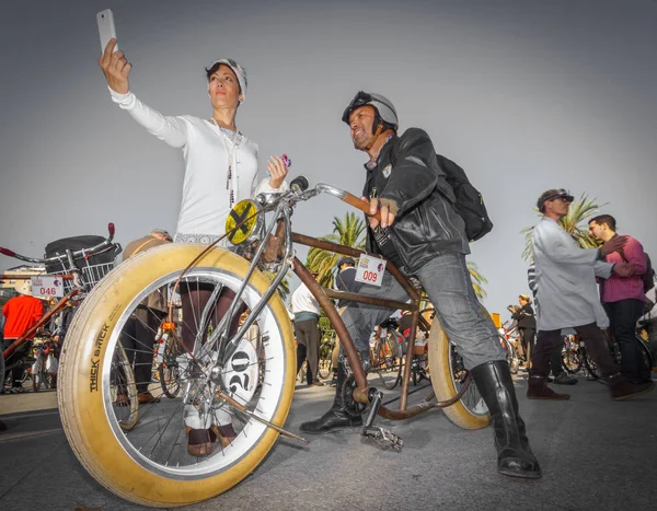 VALENCIA, ESPAÑA - NOVIEMBRE, 2015: Una persona no identificada toma una foto con un ciclista en la clásica fiesta de bicicletas de Valencia — Foto de Stock