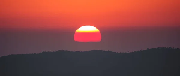 Coucher de soleil avec ciel orange et soleil sur la chaîne de montagnes — Photo