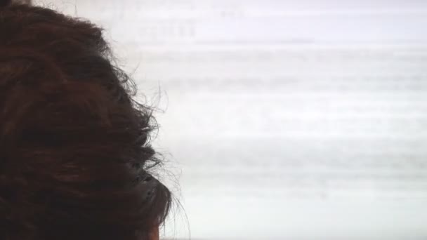 Жінка голова проти комп'ютерного монітора мерехтить — стокове відео