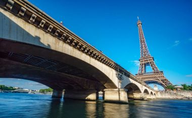 Eyfel Kulesi ve Paris Seine Nehri üzerinde köprü