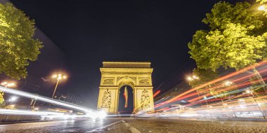 Etkileyici Arc de Triomphe ve araba ışıklar gece