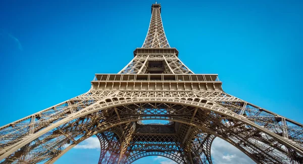 La Torre Eiffel vista de gusanos sobre el cielo azul —  Fotos de Stock