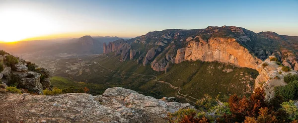 Bright view of Mallos of Riglos at sunset from top of the mountain — Stock Photo, Image