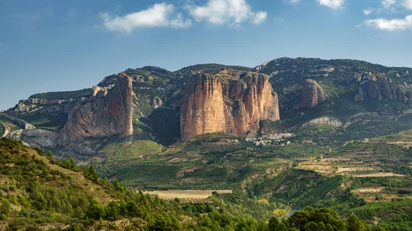 Whole Riglos Mallets, rocks and town — Stock Photo, Image