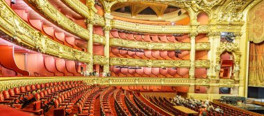 Paris, Fransa, 17 Mayıs: Turist ziyaret Opera de Paris, Palais Garnier'e, iç kimliği belirsiz grup 1861 1875 yılına 17 Mayıs 2015 yılında Paris üzerinde inşa edilmiş.