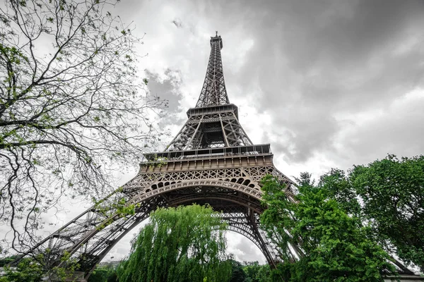 Vista inferior de la Torre Eiffel sobre nubes oscuras — Foto de Stock