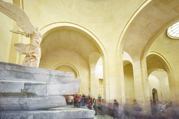 PARÍS - 16 DE MAYO: Un enorme grupo de turistas no identificados tomando fotos a Venus de Milo en el Museo del Louvre el 16 de mayo de 2015 París, Francia. Louvre es el museo más grande de París —  Fotos de Stock